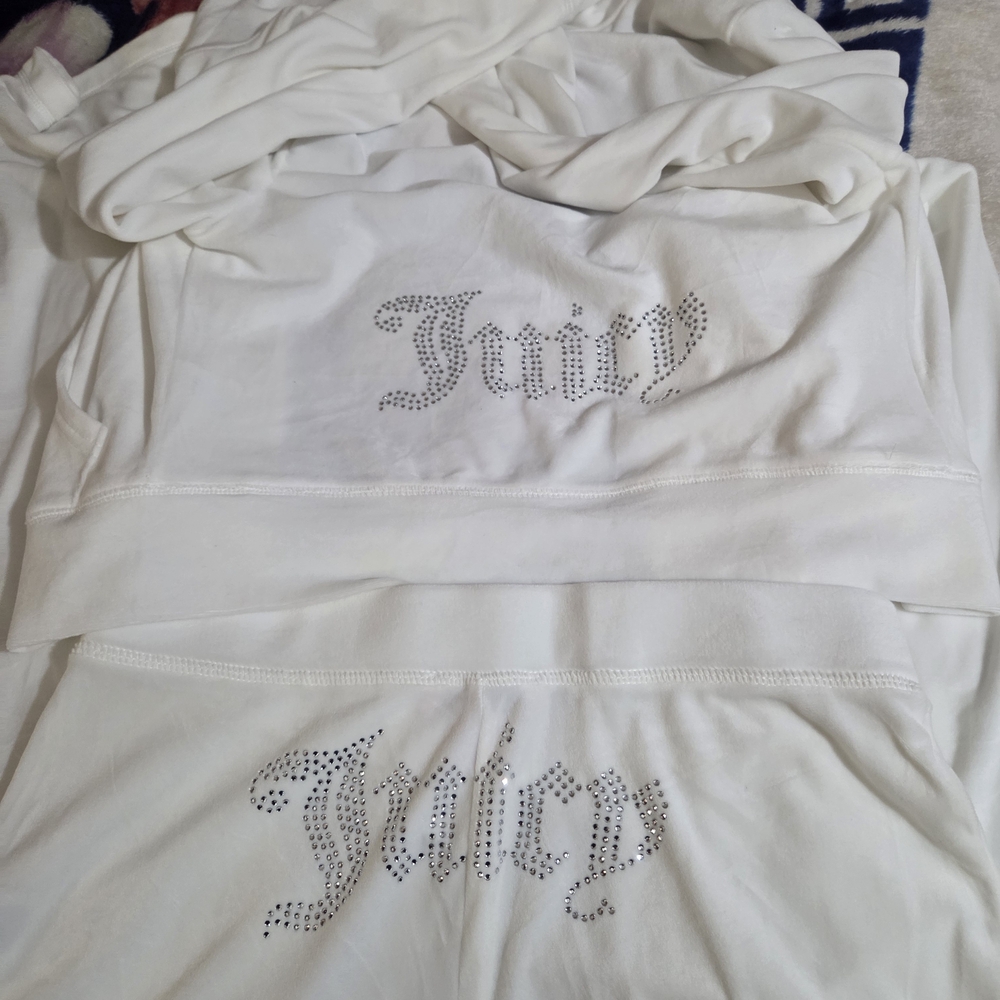 Juicy Couture White Lounge Set - Picture 3 of 4